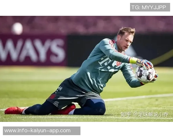 诺伊尔因手指关节囊受伤佩戴特制四指手套积极恢复状态 诺伊尔因手指关节囊受伤佩戴特制四指手套积极恢复状态